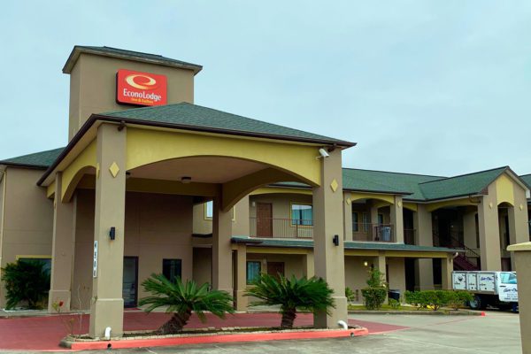 Econolodge portico and parking lot