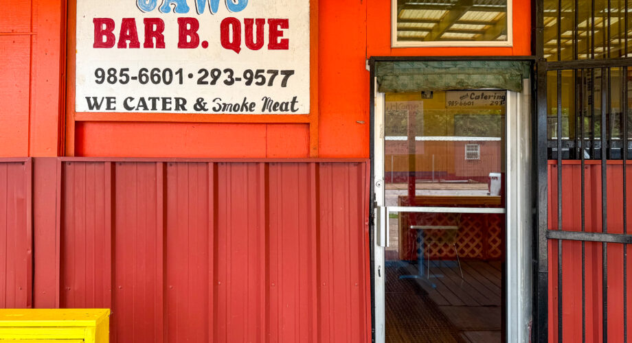 JAWS Bar-B-Que in Port Arthur, TX front entrance handwritten signs